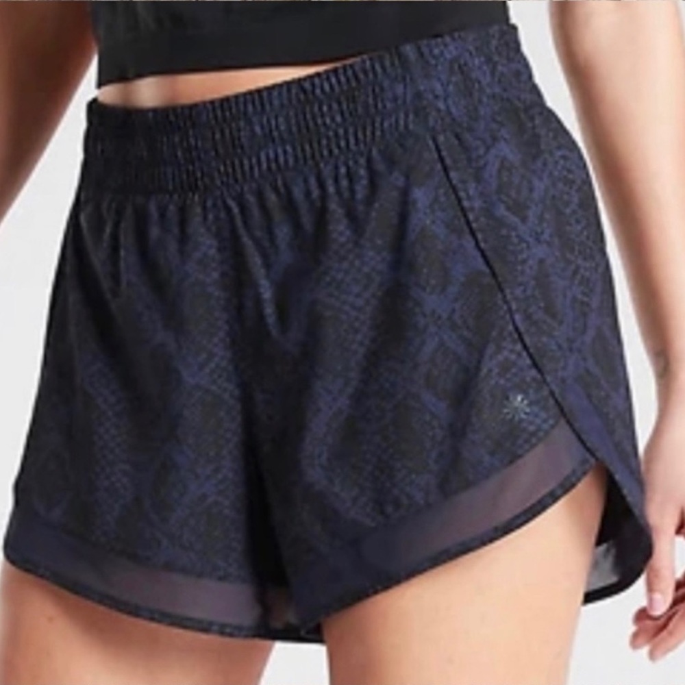 ATHLETA printed mesh racer run short snake print navy blue and black SZ XS